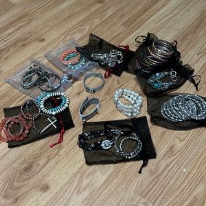 Large lot of bracelets all in good condition